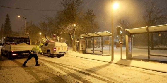 Gaziantep Büyükşehir yoğun kar yağışında tüm ekipleriyle sahada