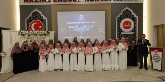 Gaziantep’te 16 öğrenci icazet merasiminde hafızlık belgelerini aldı