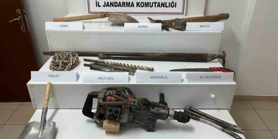 Gaziantep’te kaçak kazı yapan 4 şahsı jandarma suçüstü yakaladı