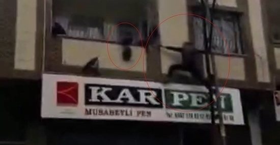 Gaziantep’te yürekleri ağza getiren an: Balkonda asılı kalan çocuğu kurtardı