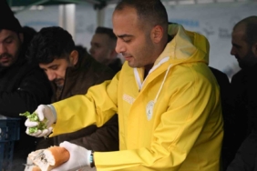 Gaziosmanpaşa’da Başkan Vekili Karadeniz’den Hamsi Festivalinde gitar sürprizi