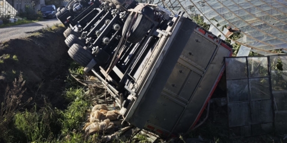 Gazipaşa’da devrilen kamyonun sürücüsü yaralandı