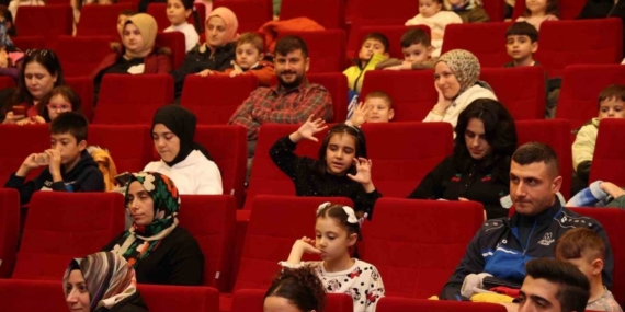 Gebze’de "Renkli Çoraplı Kuzgun" oyunu sahnelendi