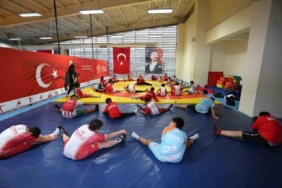 Geleceğin güreşçileri Kepez’de yetişiyor