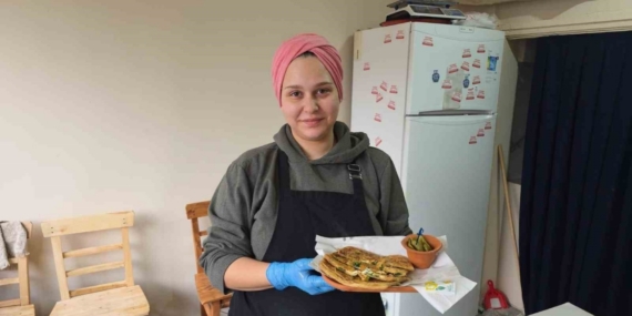 Geleneksel yöntemlerle yaptığı gözlemelerle geçmişin izlerini yaşatıyor