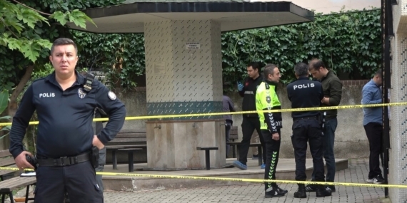 Genç kadın toplantı için beklediği dayısının silahından çıkan kurşunlarla hayatını kaybetmiş