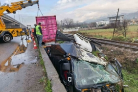 Genç sürücünün hayatını kaybettiği feci kazanın ardından tren yolu açıldı
