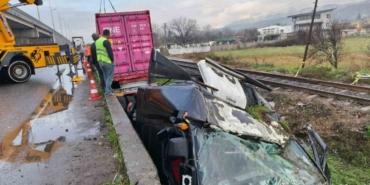 Genç sürücünün hayatını kaybettiği feci kazanın ardından tren yolu açıldı