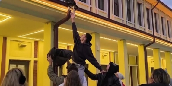 Gençlerin ’başarısız’ kedi kurtarma operasyonu kamerada