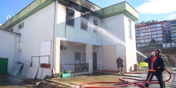 Gençlik merkezi çıkan yangında kullanılamaz hale geldi