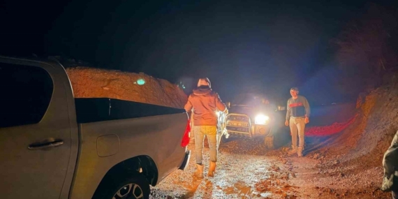 Gercüş’te çamura saplanan aracı Özel İdare ekipleri kurtardı