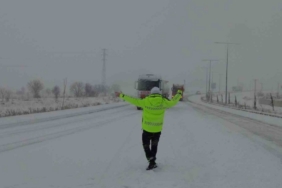 Gercüş’te karda kalan arabaların imdadına polis yetişti