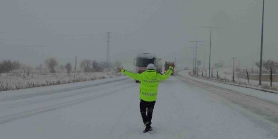 Gercüş’te karda kalan arabaların imdadına polis yetişti