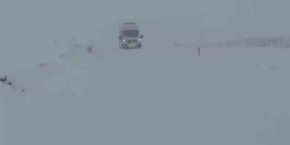 Gercüş’te karda mahsur kalan ambulansa İl Özel İdare ekibi yetişti