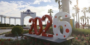 Geri dönüşümle hazırlanan yeni yıl süslemeleri Mersin’i renklendirdi