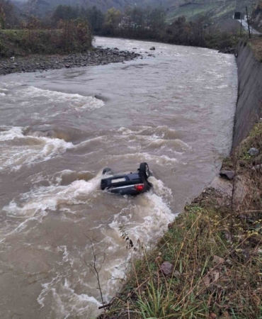 Giresun’da araç dereye uçtu: 2 ölü