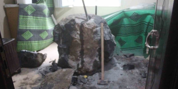 Giresun’da riskli bölgedeki kayalar kaldırılırken kopan kaya parçası evin içerisine girdi