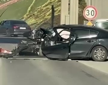 Gişelere çarpan otomobil kullanılamaz hale geldi, 2 kişi ağır yaralandı