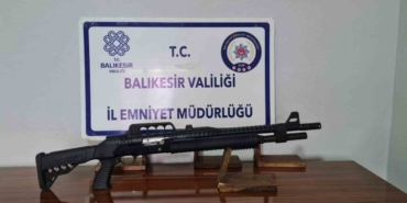 Gönen’de ruhsatsız silah ve 3 çalıntı motosiklet ele geçirildi