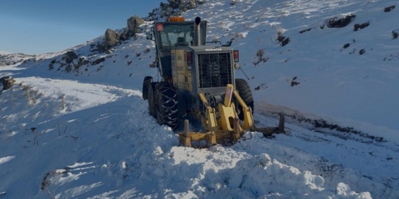 Greyder uçurumun kenarında güçlükle durabildi
