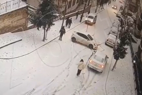 Gümüşhane’de buzlu yolda yokuş aşağı kayan araçlar kamerada