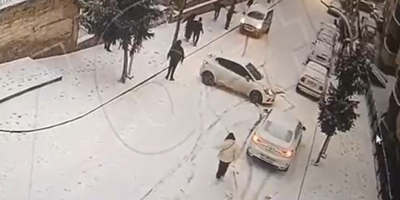 Gümüşhane’de buzlu yolda yokuş aşağı kayan araçlar kamerada