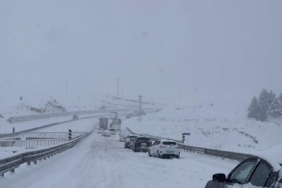 Güneydoğu’da kar esareti: Mardin ve Diyarbakır beyaza büründü, yollar kapandı