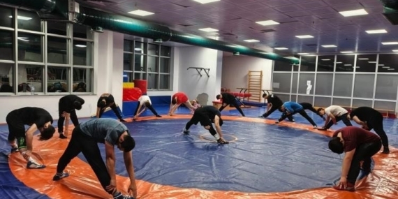 Güreş minderinde güç ve teknik bir arada