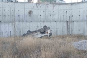 Hafif ticari araç 8 metrelik istinat duvarından sahaya uçtu: 1 ağır yaralı