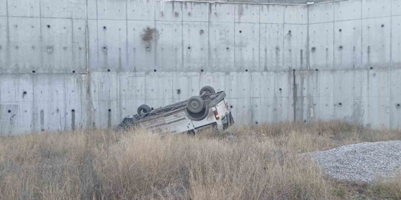 Hafif ticari araç 8 metrelik istinat duvarından sahaya uçtu: 1 ağır yaralı