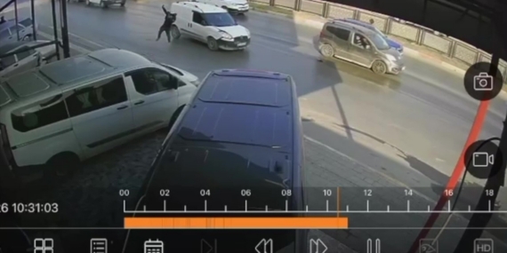 Hafif ticari araç yayaya çarptı: O anlar kamerada