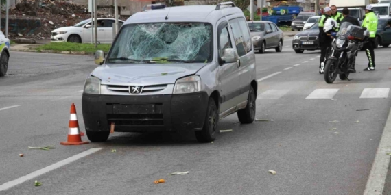 Hafif ticari aracın çarptığı bisikletli ağır yaralandı