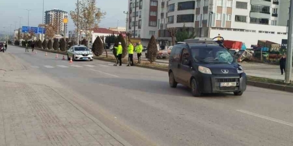 Hafif ticari aracın çarptığı yaya hayatını kaybetti