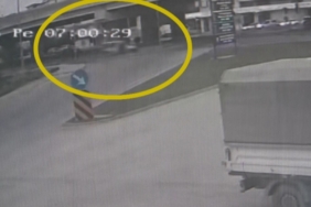 Hafif ticari aracın çarptığı yaya yola savruldu, kaza anı güvenlik kamerasına yansıdı