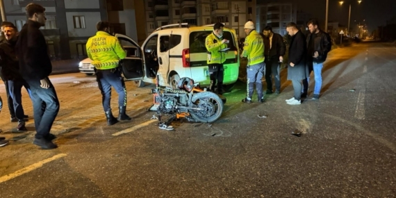 Hafif ticari araçla çarpışan motosikletin sürücüsü ağır yaralandı