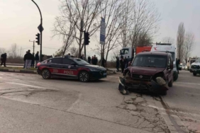 Hafif ticari araçlar çarpıştı: 3’ü çocuk 7 yaralı