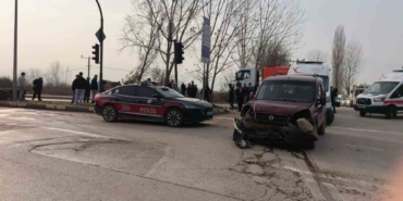 Hafif ticari araçlar çarpıştı: 3’ü çocuk 7 yaralı