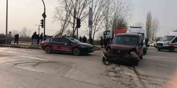 Hafif ticari araçlar çarpıştı: 3’ü çocuk 7 yaralı