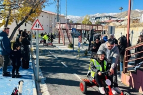 Hakkari polisi özel gereksinimli çocukları trafik eğitim parkında ağırladı