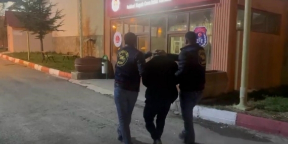 Hakkari’de 10 ayrı dosyadan toplamda 37 yıl kesinleşmiş hapis cezası bulunan şahıs yakalandı