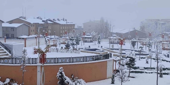 Hakkari’de kar yağışı kartpostallık manzaralar oluşturdu