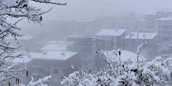 Hakkari’de Kar yağışı yerini sise bıraktı