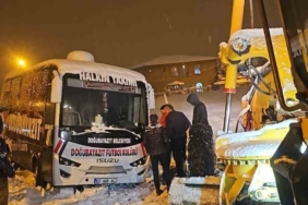 Hakkari’de karda mahsur kalan sporcular ve sağlıkçılar kurtarıldı
