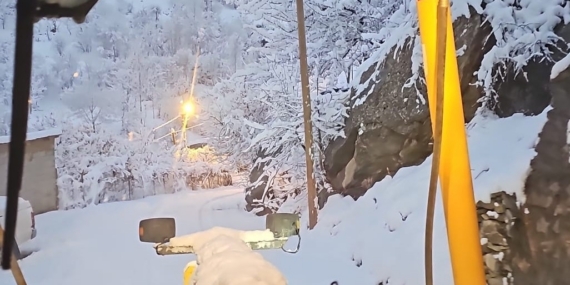 Hakkari’de karla mücadele ekibi gece kar mesaisinde