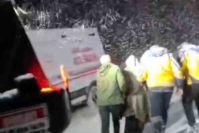 Hakkari’de yaşam mesaisi: Kar engelini iş makineleriyle aştılar