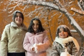 Hakkari’de yoğun kar yağışı en çok çocukları sevindirdi