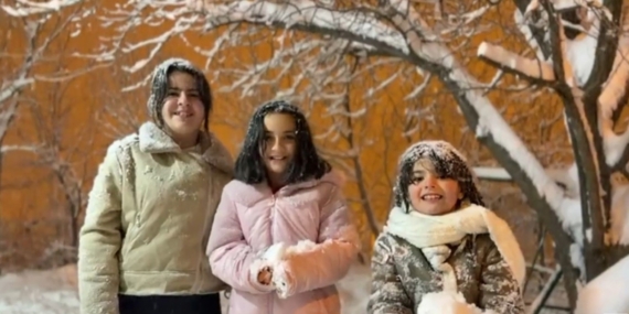 Hakkari’de yoğun kar yağışı en çok çocukları sevindirdi