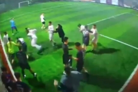 Halı sahada tekme-tokat kavga kameraya yansıdı