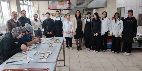 Halka açık kafede öğrenciler hem öğreniyor hem üretiyor