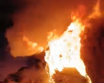 Hareket halindeki otomobil alev aldı